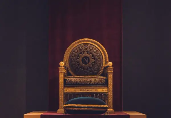 Kto wynalazł krzesło? Zaskakujące fakty o jego historii i ewolucji
